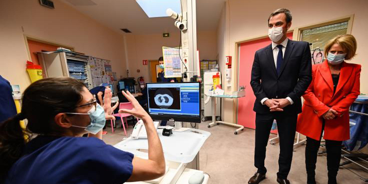 Γαλλια: Ο υπουργός Υγείας εμβολίασε μπροστά στις τηλεοπτικές κάμερες την υφυπουργό Οικονομικών